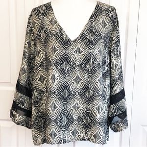 Buckle Black Cream Geo Print V-Neck Flare Sleeve Popover Blouse Size XL